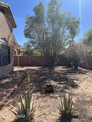 8855 N Moonfire Drive, Tucson, AZ 85743