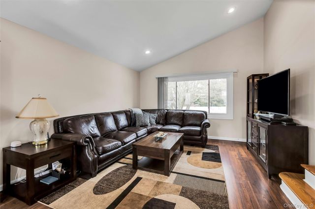 360 Locust Avenue, Oakdale, NY 11769