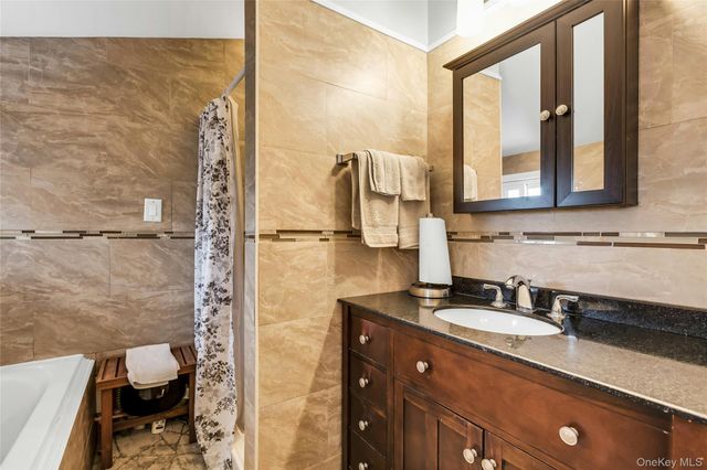 360 Locust Avenue, Oakdale, NY 11769