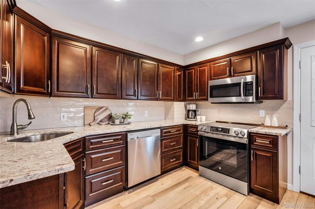 360 Locust Avenue, Oakdale, NY 11769