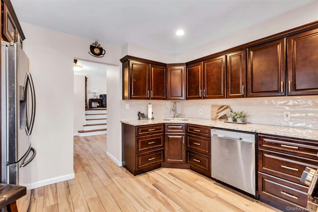 360 Locust Avenue, Oakdale, NY 11769