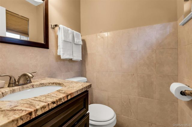 360 Locust Avenue, Oakdale, NY 11769