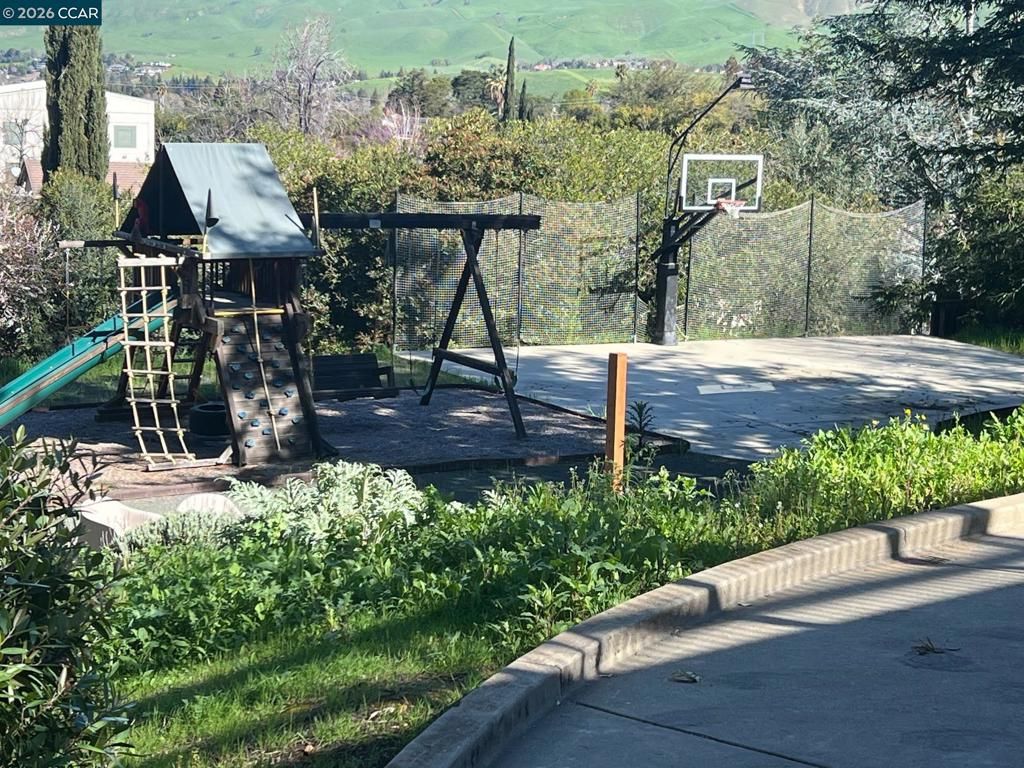 Image 17 of property listing at 5535 5535 Merritt Dr, Concord, CA 94521