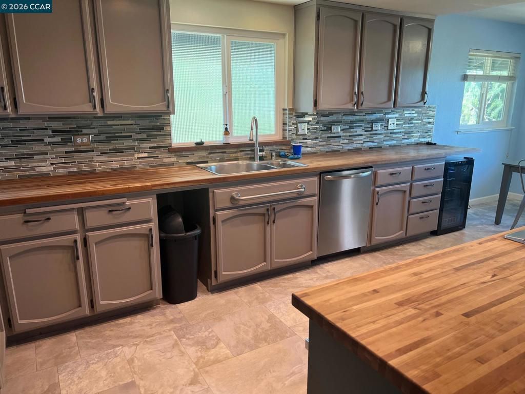 Image 9 of property listing at 5535 5535 Merritt Dr, Concord, CA 94521