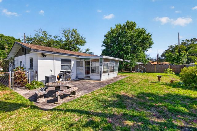 233 NW MADISON CIRCLE N, St Petersburg, FL 33702