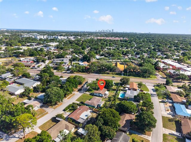 233 NW MADISON CIRCLE N, St Petersburg, FL 33702