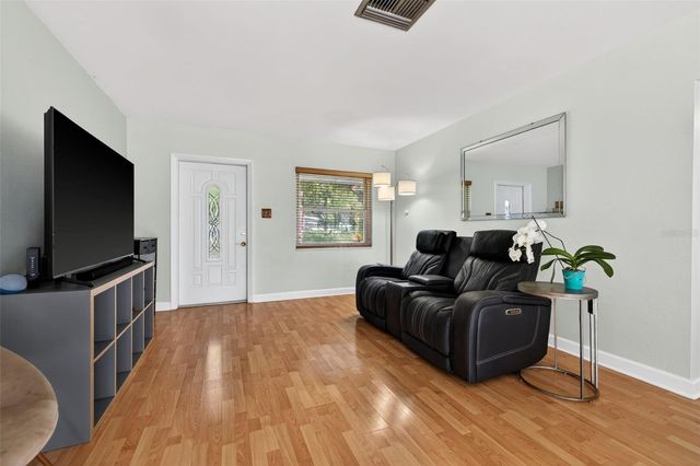 233 NW MADISON CIRCLE N, St Petersburg, FL 33702