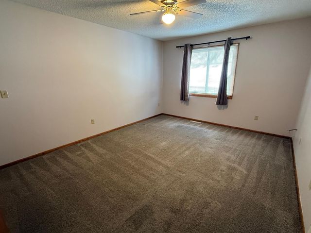 565 Skillman Avenue E, Maplewood, MN 55117