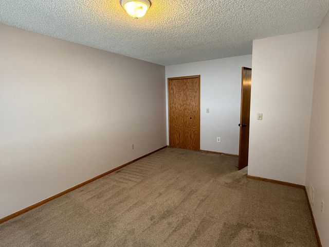 565 Skillman Avenue E, Maplewood, MN 55117