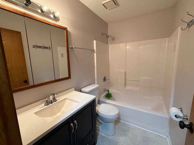 565 Skillman Avenue E, Maplewood, MN 55117