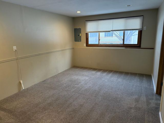 565 Skillman Avenue E, Maplewood, MN 55117