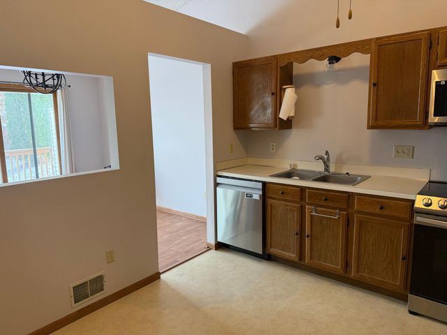 565 Skillman Avenue E, Maplewood, MN 55117