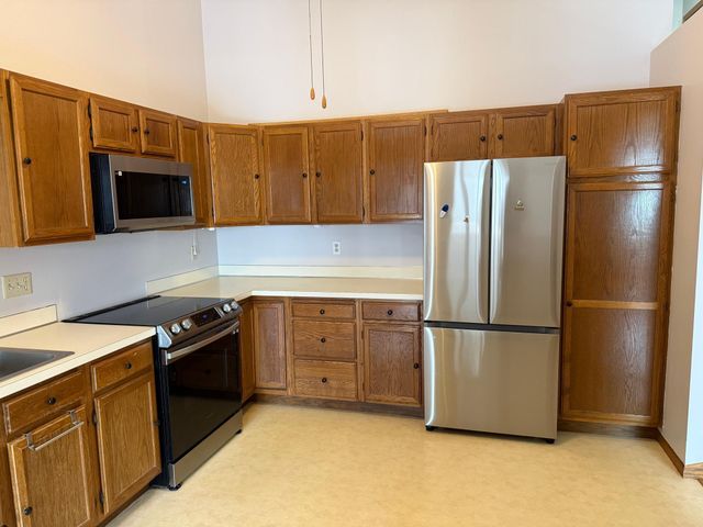 565 Skillman Avenue E, Maplewood, MN 55117