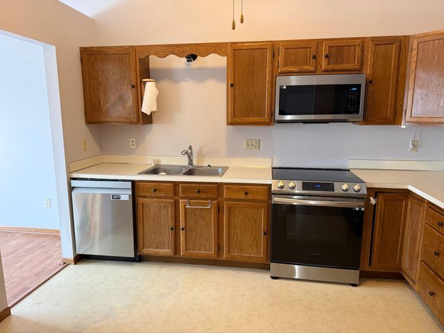 565 Skillman Avenue E, Maplewood, MN 55117