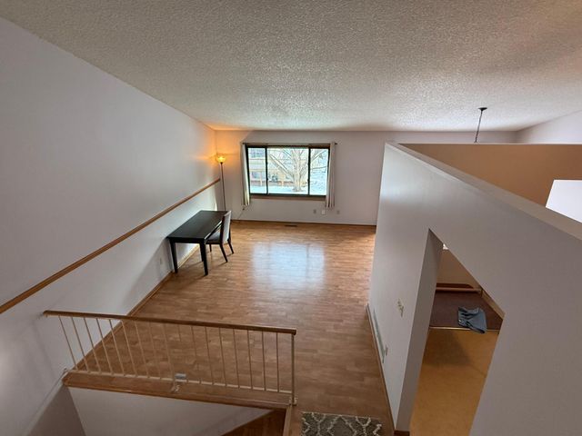 565 Skillman Avenue E, Maplewood, MN 55117