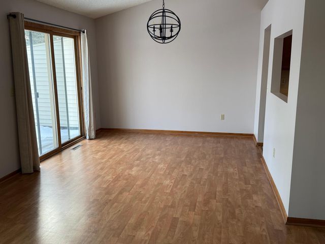 565 Skillman Avenue E, Maplewood, MN 55117