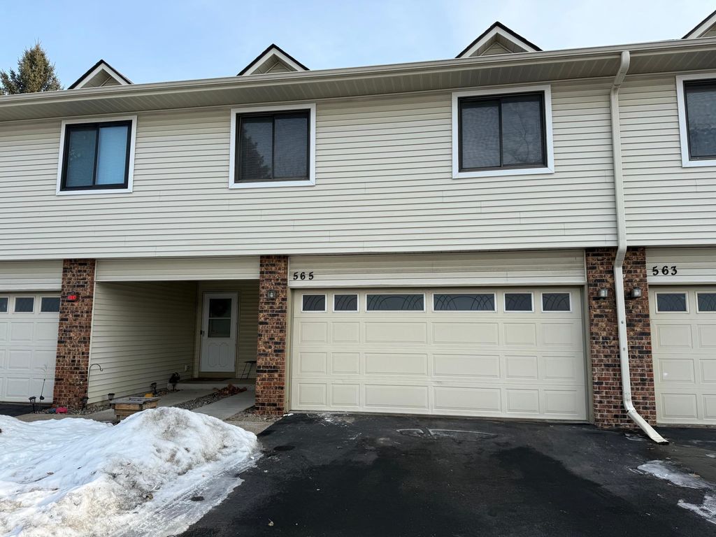 565 Skillman Avenue E, Maplewood, MN 55117