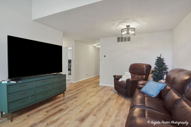 386 Crystal Ridge Drive 386, Crystal Lake, IL 60012