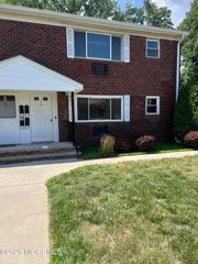 10 Juniper Lane 10 A, Eatontown, NJ 07724