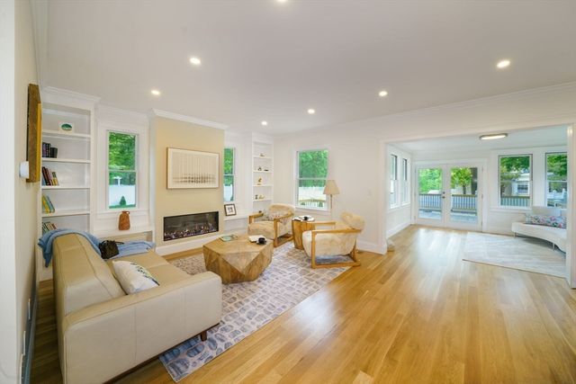 37 Oakland St, Wellesley, MA 02481