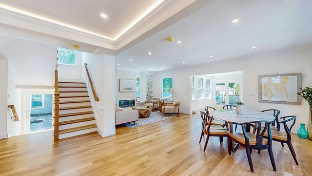 37 Oakland St, Wellesley, MA 02481