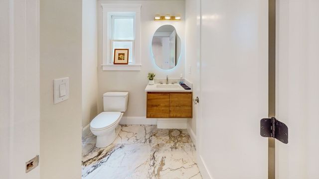 37 Oakland St, Wellesley, MA 02481