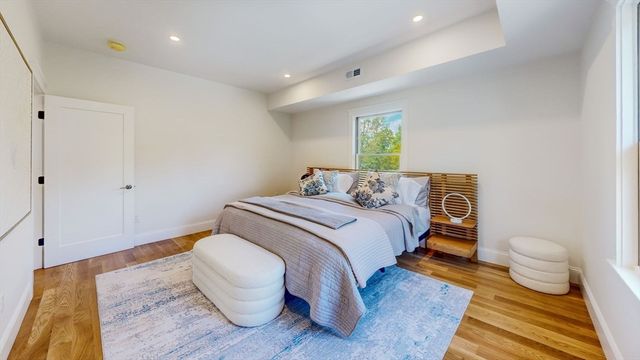 37 Oakland St, Wellesley, MA 02481