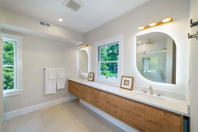 37 Oakland St, Wellesley, MA 02481