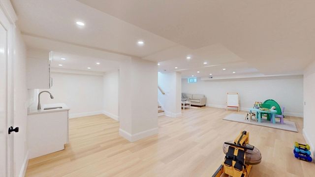 37 Oakland St, Wellesley, MA 02481
