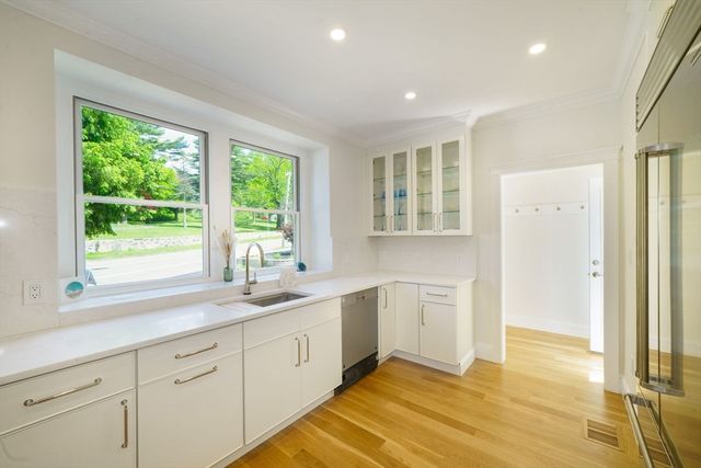 37 Oakland St, Wellesley, MA 02481