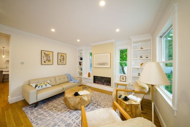 37 Oakland St, Wellesley, MA 02481