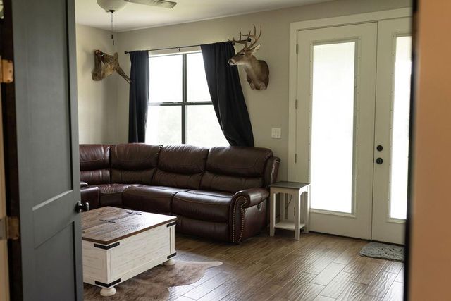 111 Powder RDG, Luling, TX 78648