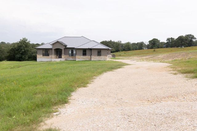 111 Powder RDG, Luling, TX 78648