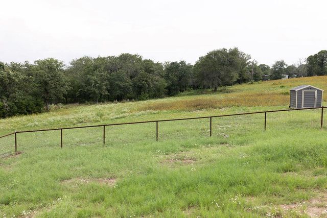 111 Powder RDG, Luling, TX 78648