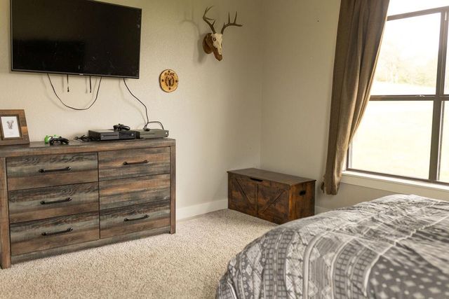 111 Powder RDG, Luling, TX 78648