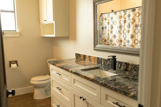 111 Powder RDG, Luling, TX 78648