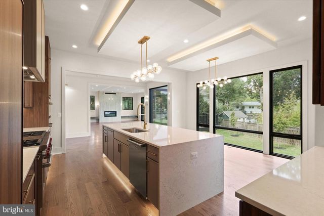 1111 LAKEWOOD DR SW, Vienna, VA 22180