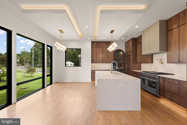 1111 LAKEWOOD DR SW, Vienna, VA 22180