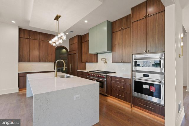 1111 LAKEWOOD DR SW, Vienna, VA 22180