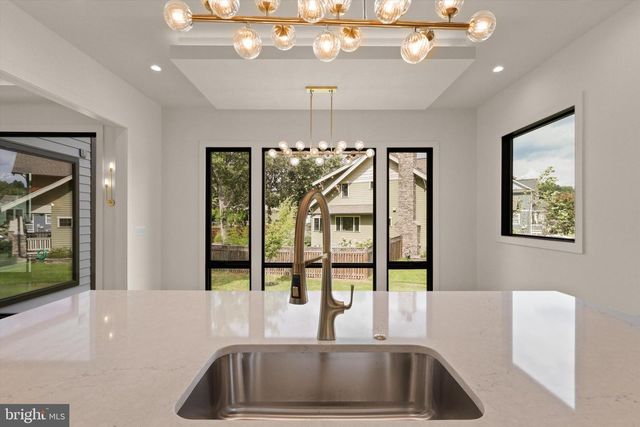 1111 LAKEWOOD DR SW, Vienna, VA 22180