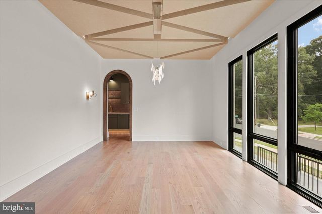 1111 LAKEWOOD DR SW, Vienna, VA 22180