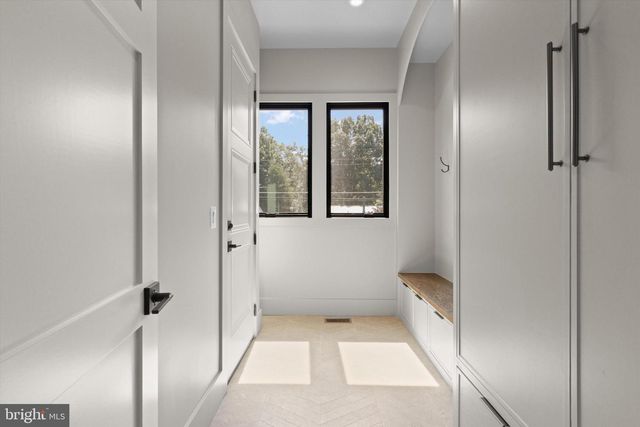 1111 LAKEWOOD DR SW, Vienna, VA 22180