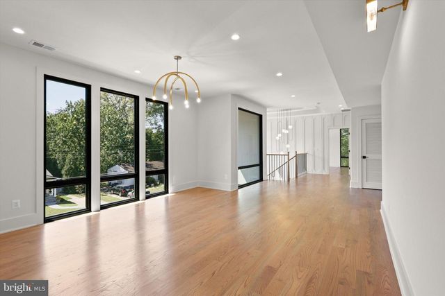 1111 LAKEWOOD DR SW, Vienna, VA 22180