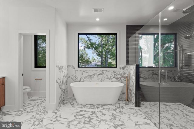 1111 LAKEWOOD DR SW, Vienna, VA 22180