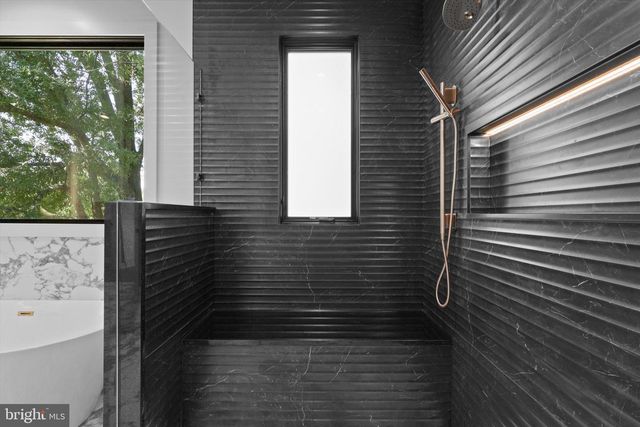 1111 LAKEWOOD DR SW, Vienna, VA 22180