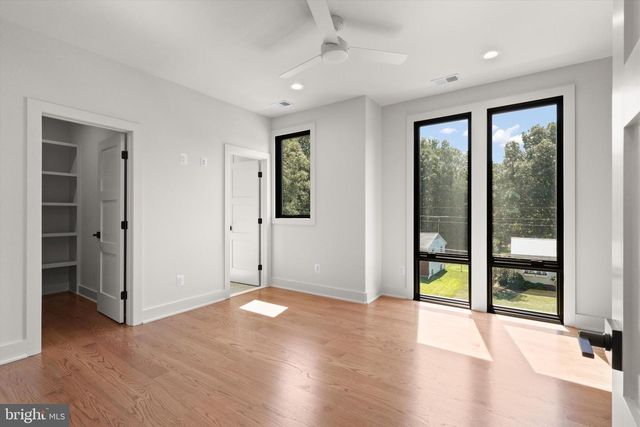 1111 LAKEWOOD DR SW, Vienna, VA 22180