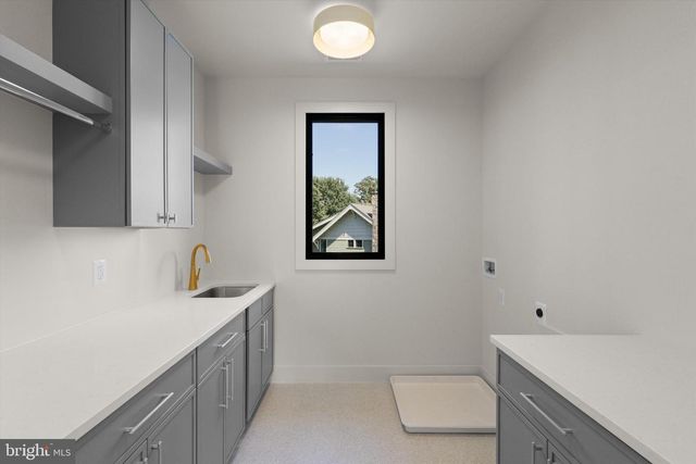 1111 LAKEWOOD DR SW, Vienna, VA 22180