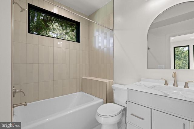 1111 LAKEWOOD DR SW, Vienna, VA 22180