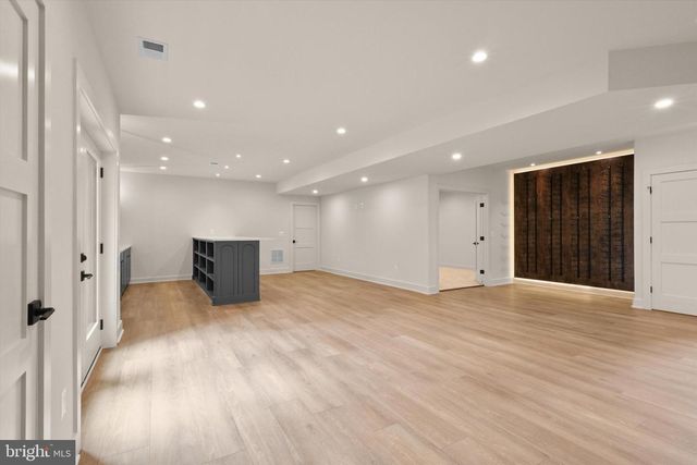 1111 LAKEWOOD DR SW, Vienna, VA 22180