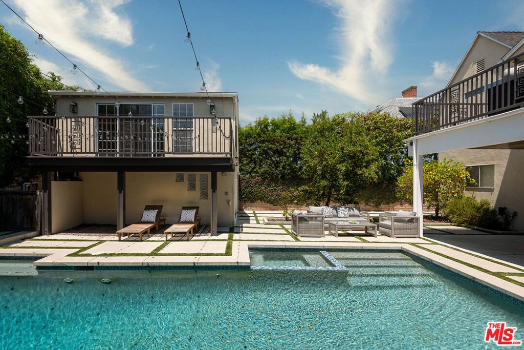 Image 10 of property listing at 543 N June Street, Los Angeles, CA 90004